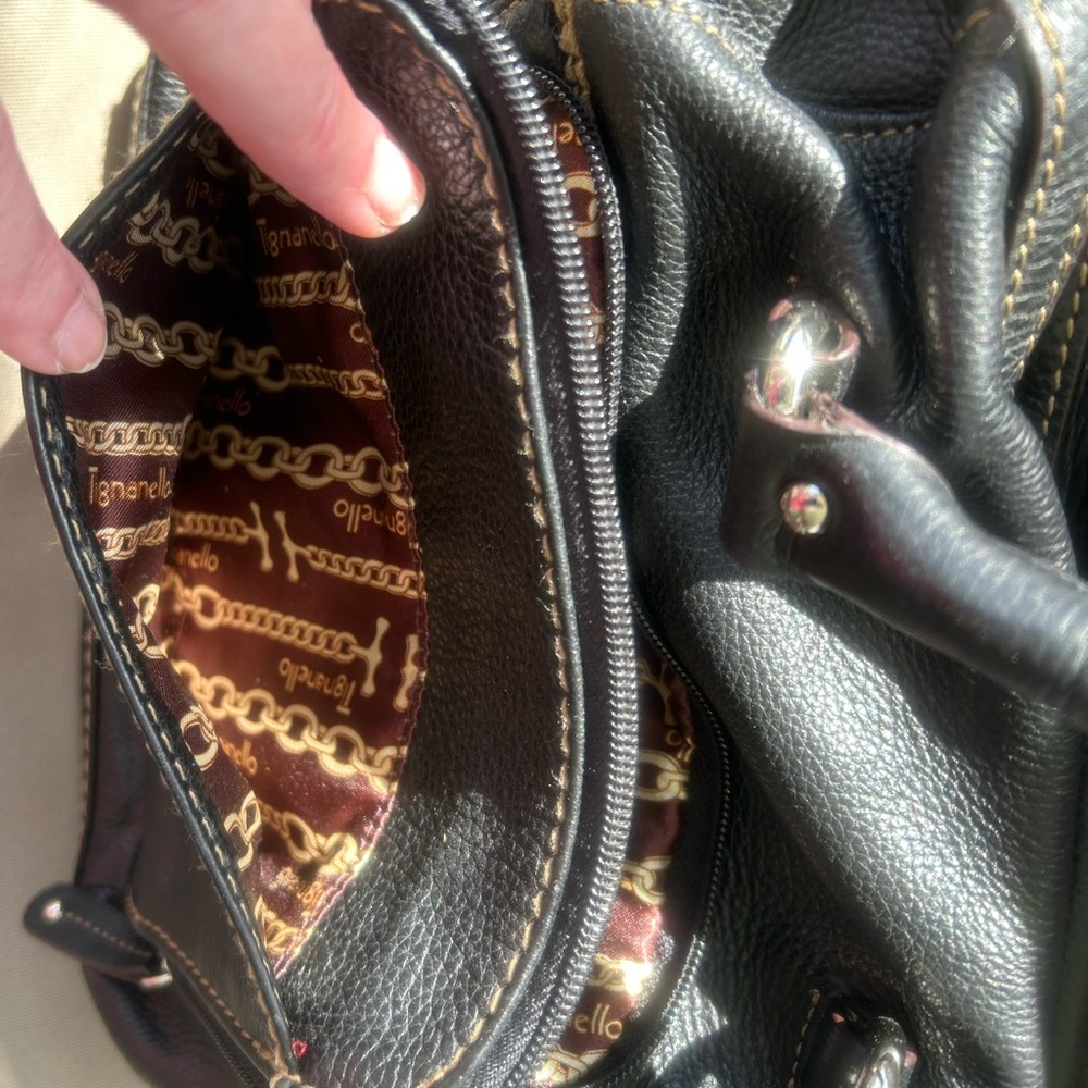 Black handbag purse, Tignanello w/ their iconic lining and multiple compartments - Picture 7 of 10